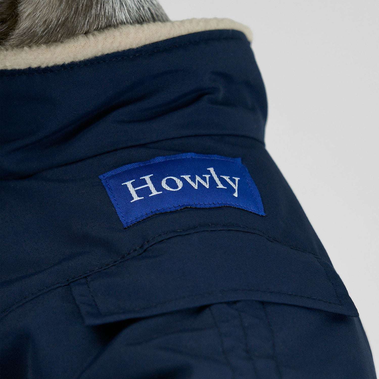 APOLLO SUITS | Howly | 調整機能と保温性を備えた、ミニマルなドッグ