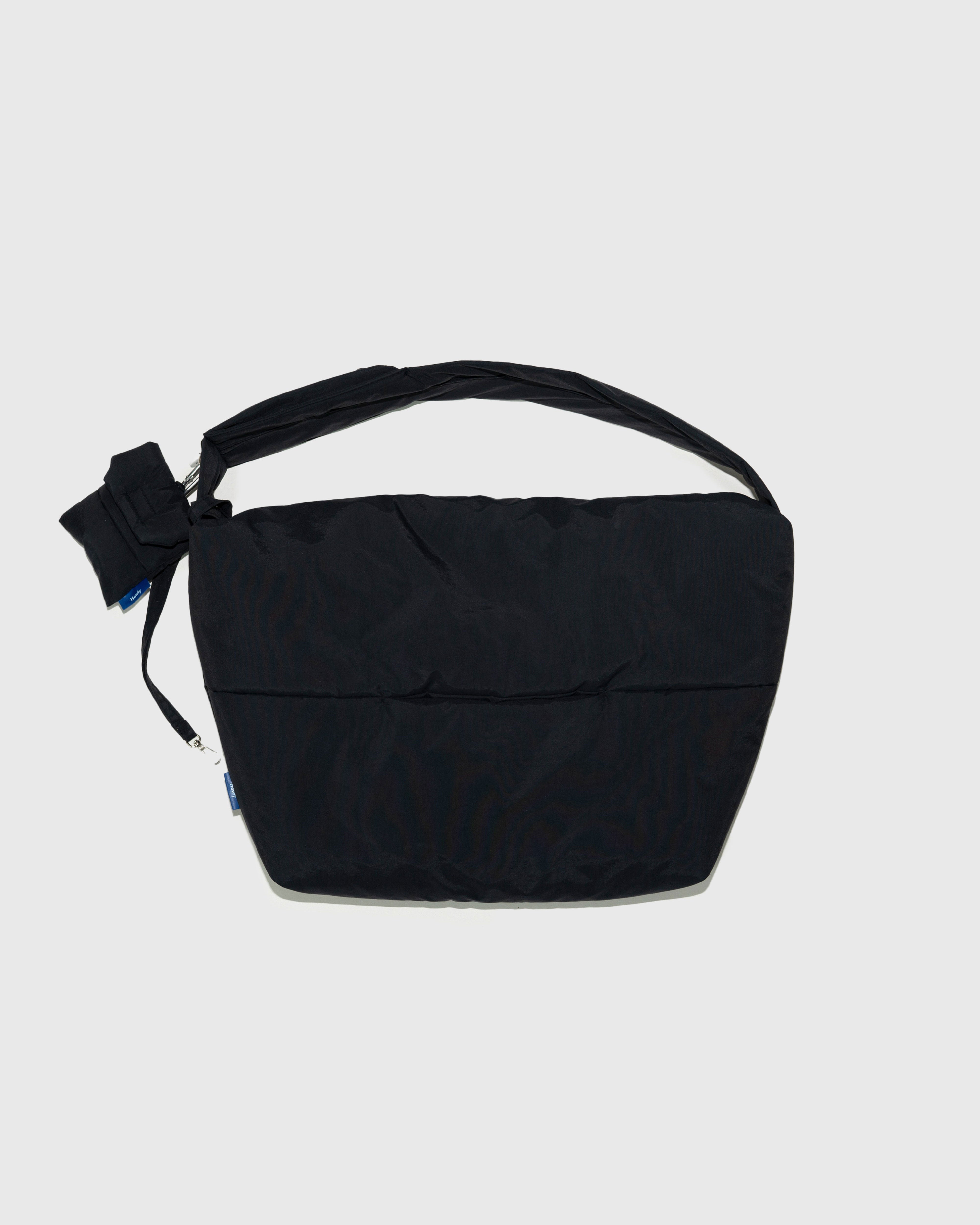 Howly Puff Sling Bag ブラック（犬用シュリンク） HOWLY PUFF SLING BAG｜撥水パフ×中綿で包む750 g軽量ドッグスリング